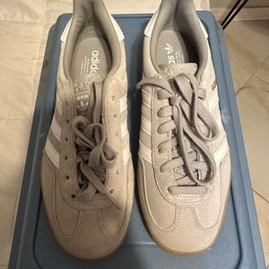 Adidas gazelles women’s size US 6 (runs big) light gray